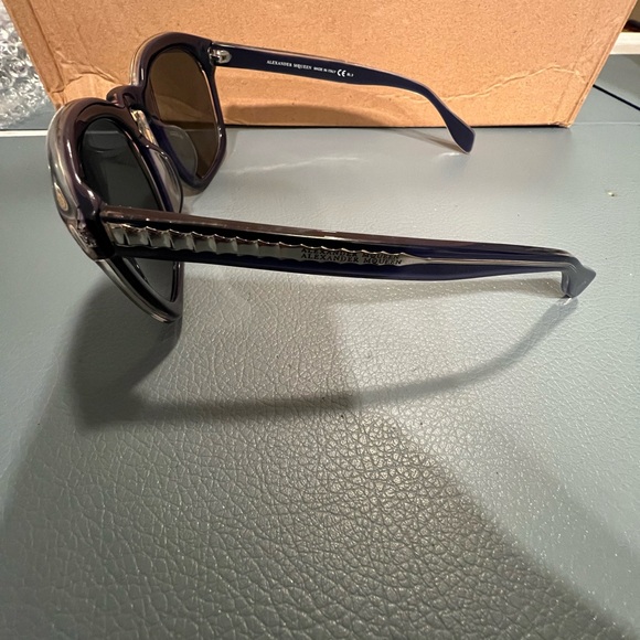 Alexander McQueen sunglasses - Picture 2 of 12